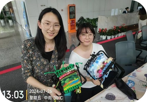 手工馬扎編制成果展示-2 優(yōu)秀物業(yè)公司_中企物業(yè)