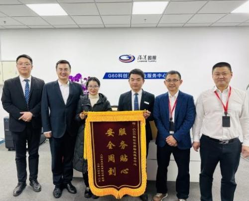 錦旗贈(zèng)送現(xiàn)場(chǎng) 錦旗贈(zèng)送現(xiàn)場(chǎng)_上海大型物業(yè)公司