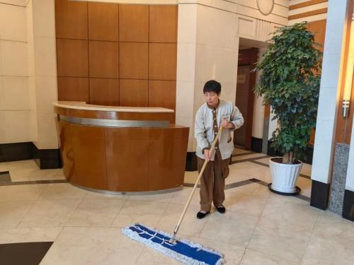 保潔員吳阿姨擦亮城市的第一縷溫柔 保潔員吳阿姨擦亮城市的第一縷溫柔_辦公物業(yè)公司